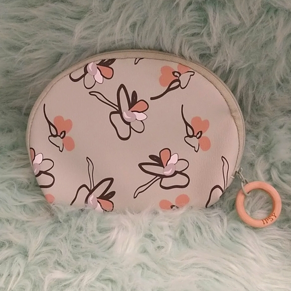 ipsy Handbags - Ipsy cosmetic bag ×||